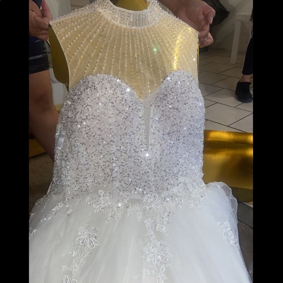 Wedding dress - Picture 2 of 12